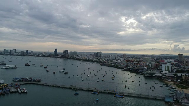 鸟瞰图飞行芭堤雅海滩泰国