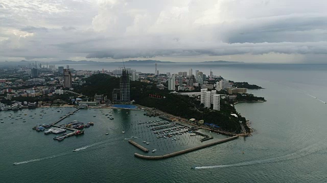 鸟瞰图飞行芭堤雅海滩泰国