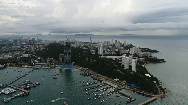 鸟瞰图飞行芭堤雅海滩泰国