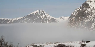 挪威罗浮敦群岛的迷雾景观。