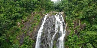 Klong Lan瀑布在Kampeang phet priince，泰国。与绿色的森林