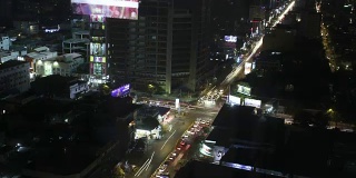 柬埔寨金边- 2017年2月24日:夜晚高楼大厦交叉口的长时间曝光时间-柬埔寨金边