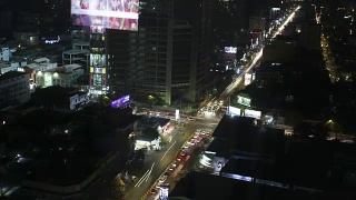 柬埔寨金边- 2017年2月24日:夜晚高楼大厦交叉口的长时间曝光时间-柬埔寨金边视频素材模板下载