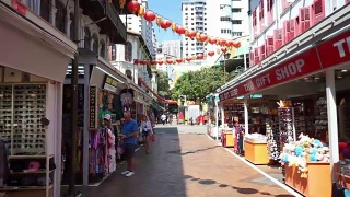 身份不明的人走在新加坡唐人街区视频素材模板下载