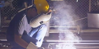 工人在工业工厂用火花焊接钢结构