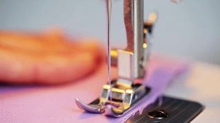 缝纫机压脚缝布视频素材模板下载