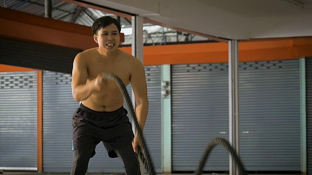 年轻的亚洲健身者在健身房锻炼，健康生活的训练理念