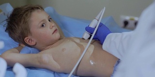 医生用超声波检查小男孩的心脏