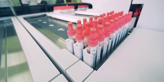 带血的管子放在特制的实验室机器上准备检查。