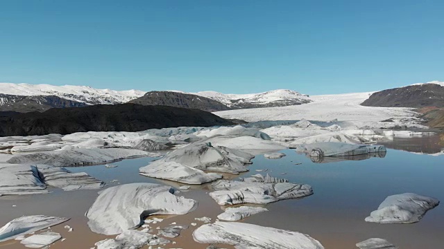 冰山和冰来自冰岛冰川的自然景观。无人机航拍Jokulsarlon冰湖冰山的镜头