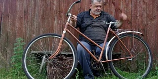 老人对很旧的生锈的自行车和古老的柳条篮子很不高兴