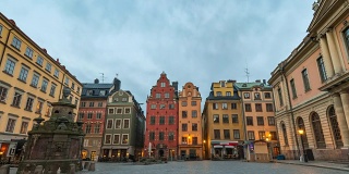 斯德哥尔摩城市天际线夜晚到白天的时间流逝在Gamla Stan老城和Stortorget，斯德哥尔摩瑞典4K时间流逝