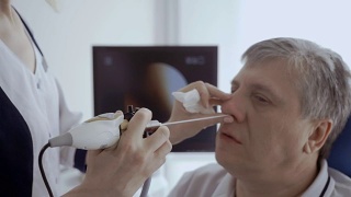 医生用耳鼻喉镜检查病人的鼻子视频素材模板下载