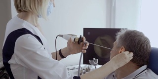 医生用耳鼻喉镜检查病人的耳朵