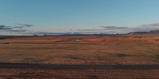 飞过空旷的公路，滚向远方，穿越壮丽荒凉的荒野。