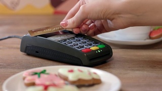 咖啡馆NFC信用卡支付。客户使用非接触式信用卡支付视频素材模板下载