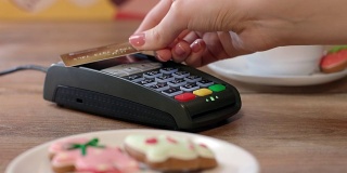 咖啡馆NFC信用卡支付。客户使用非接触式信用卡支付