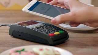 用手机NFC支付咖啡厅订餐。客户通过手机支付视频素材模板下载