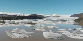 冰山和冰来自冰岛冰川的自然景观。无人机航拍Jokulsarlon冰湖冰山的镜头