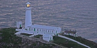 英国威尔士安格尔西岛上具有历史意义的南塔灯塔日落