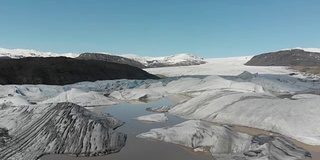 冰山和冰来自冰岛冰川的自然景观。无人机航拍Jokulsarlon冰湖冰山的镜头