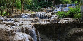 自然公园中柔和的溪水，美丽的雨林瀑布(泰国湄坎蓬瀑布)