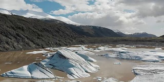 冰山和冰来自冰岛冰川的自然景观。无人机航拍Jokulsarlon冰湖冰山的镜头