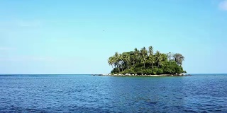 位于热带安达曼海中的小岛，美丽的热带岛屿普吉岛。在晴朗的夏日蓝天下的泰国