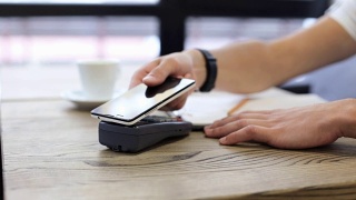 一名男子在餐馆用智能手机付账视频素材模板下载