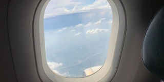 乘客窗口视图在商业飞机。旅行场景背景