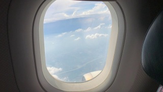 乘客窗口视图在商业飞机。旅行场景背景视频素材模板下载
