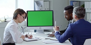 同事们用绿屏电脑网络会议