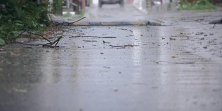 在大雨中拍摄一条小巷。
