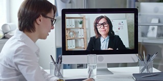 女同事通过电脑视频通话