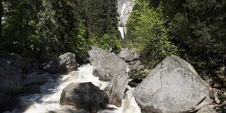 约塞米蒂国家公园春天瀑布的高水位