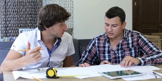 两名建筑工程师在办公室绘制图纸