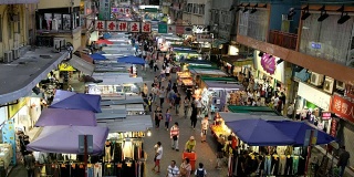 人们走在香港孟角的菜市场上