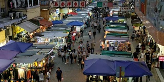 人们走在香港孟角的菜市场上