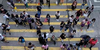 香港人行横道上的行人