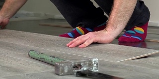 杂工的手铺设复合木地板