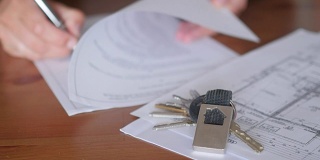 阅读和签订买房、租房、公寓、带钥匙的合同