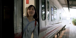 一个女人在等她的朋友等火车