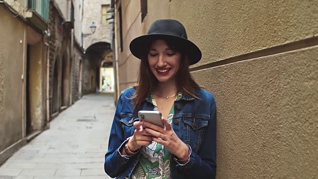 年轻的千禧一代女性在手机上阅读信息的实时视频