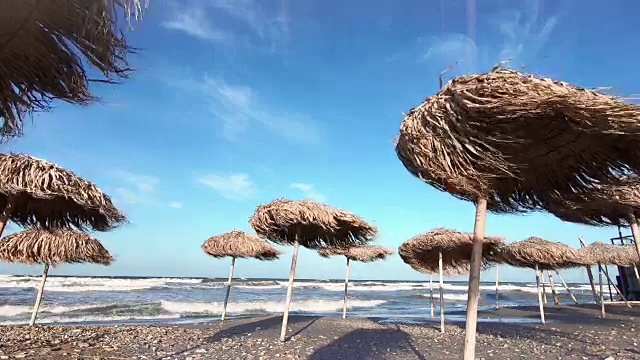 海边的草伞。