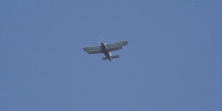 蓝天上的一架小飞机