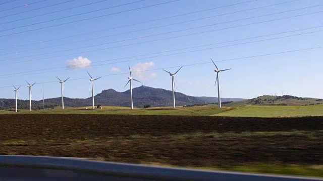 风景与风力涡轮机从汽车