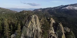 完美的令人惊叹的山背景背后的岩石嶙峋的城堡岩石自然景观-太浩湖，加利福尼亚州，美国