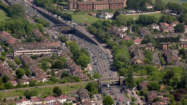 鸟瞰图的高速公路进入伦敦，英国。4 k