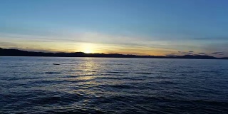 木制码头和完美的日落孤独的太浩湖，加利福尼亚