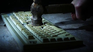 电脑键盘被旧锤子慢动作破坏视频素材模板下载